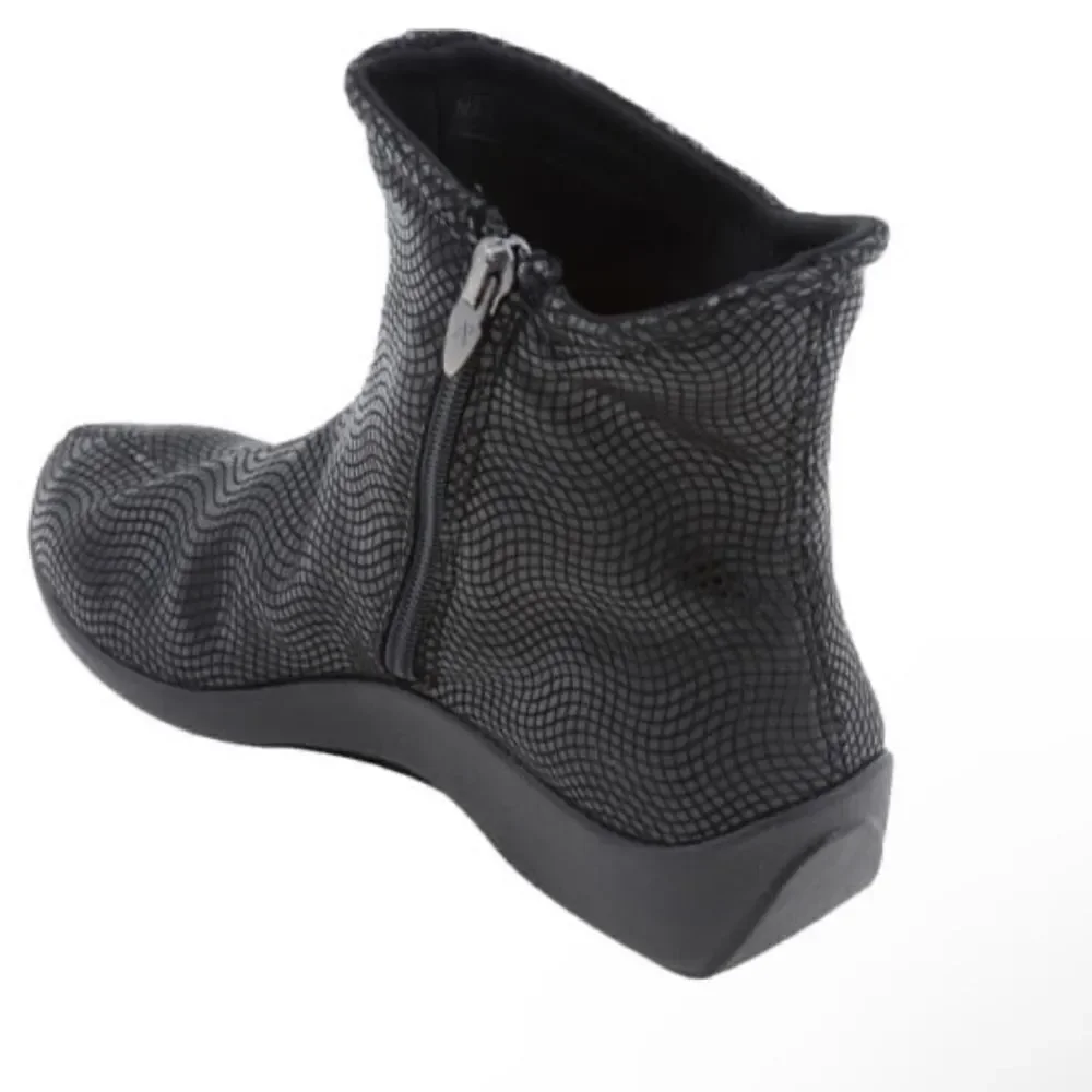 ARCOPEDICO Women’s Croc Shoes in the Size 41/9.5-10 US Size in Black Color